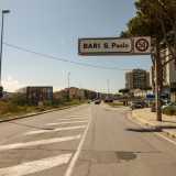 ...quartiere da sempre isolato dal resto della citt�, ma popolato da baresi che negli anni, tra mille difficolt�, sono riusciti comunque a fare �comunit��